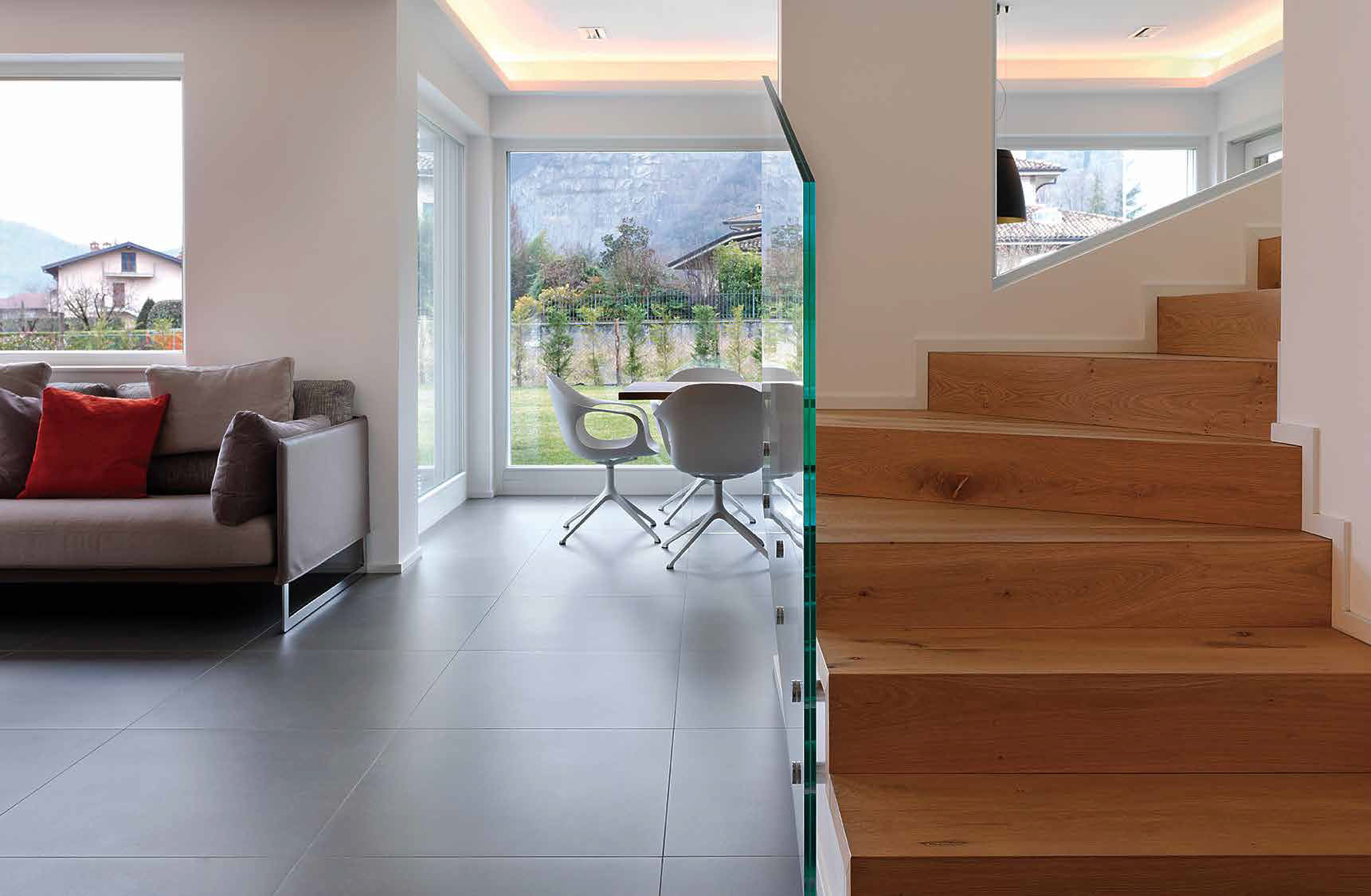 Armonia Moderna: La Visione Longo per una Villa Indipendente