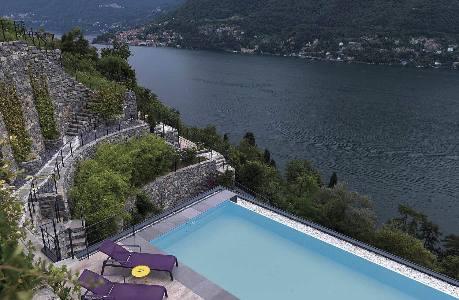 Una Villa che Danza tra Eleganza e Natura